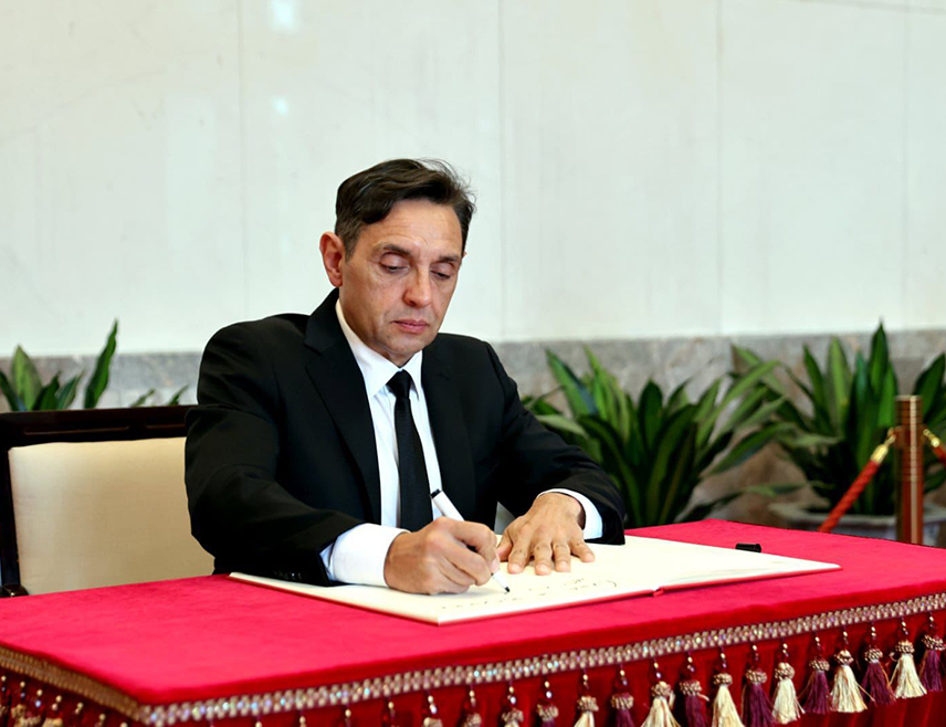 БЕОГРАД, 12. ДЕЦЕМБРА /СРНА/ - Потпредсједник Владе Србије Александар Вулин, који је у званичној посјети Кини, посјетио је маузолеј и положио цвијеће на одар оснивача Народне Републике Кине и вође Комунистичке партије Кине Мао Цедунга.