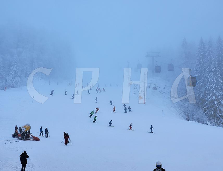 ЈАХОРИНА, 12. ДЕЦЕМБРА /СРНА/ - Спустом четрдесетак инструктора скијања на стази "Пољице", на Јахорини је данас званично отворена зимска туристичка сезона током које посјетиоце очекују атрактивни садржаји и богат забавни програм.