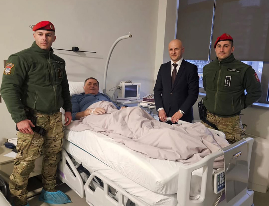 БЕОГРАД, 12. ДЕЦЕМБРА /СРНА/ - Директор Полиције Републике Српске Синиша Кострешевић посјетио је данас са припадницима Специјалне антитерористичке јединице, који тренутно бораве на обуци у Београду, предсједника Републике Српске Милорада Додика у болници.
