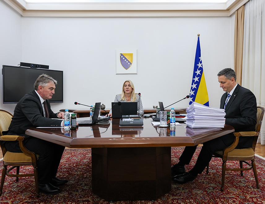 САРАЈЕВО, 12. ДЕЦЕМБРА /СРНА/ - Предсједништво БиХ задужило је данас Савјет министара да у оквиру својих надлежности и радних тијела констатује да је гранични прелаз Градишка категорисан као прелаз са пратећим инспекцијским службама и да се у преговорима са институцијама Хрватске инсистира на истом статусу прелаза и на хрватској страни.