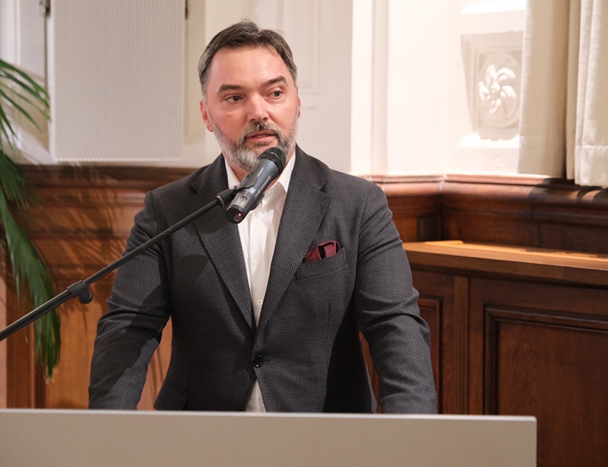 БЕЧ, 12. ДЕЦЕМБРА /СРНА/ - Министар спољне трговине и економских односа у Савјету министара Сташа Кошарац вечерас је у Бечу отворио "Херцеговачко вече" у склопу "Дана Херцеговине", истичући да Срби Херцеговине и овим потезом показују да на сваком кораку достојанствено желе да афирмишу традиционалне вриједности српскога народа.