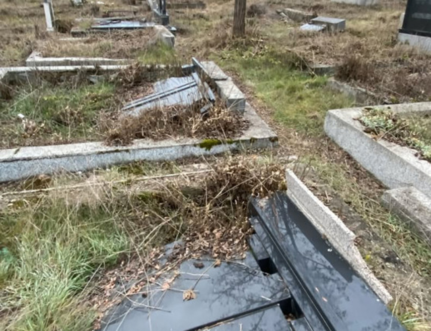 ГЊИЛАНЕ, 13. ДЕЦЕМБРА /СРНА/ - Монаштво манастира Драганац затекло је порушене споменике и оскрнављене крстове на православном гробљу у Гњилану.