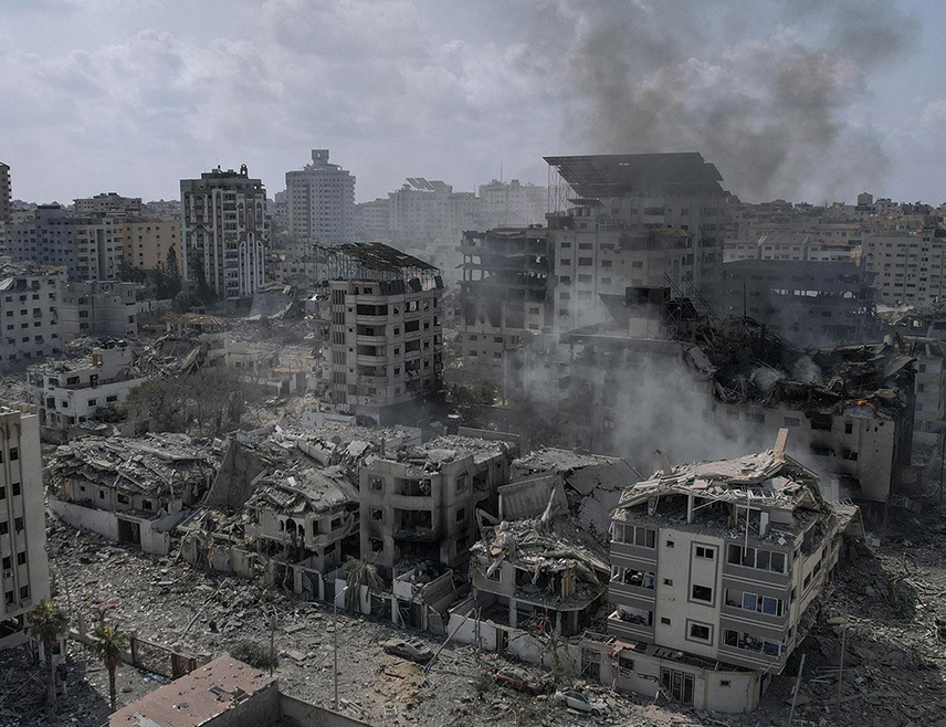 ГАЗА, 13. ДЕЦЕМБРА /СРНА-Ројтерс/ - У нападу Израела на пошту у којој су били смјештени становници Газе убијено је најмање 30 Палестинаца, а рањено 50, саопштили су љекари.