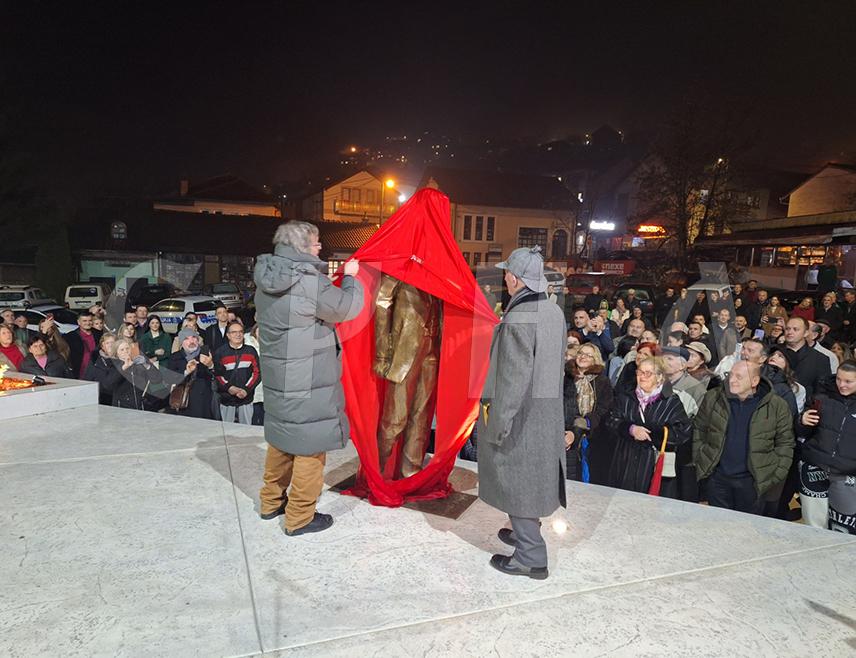 ФОЧА, 14. ДЕЦЕМБРА /СРНА/ - Академик Матија Бећковић и познати српски режисер Емир Кустурица вечерас су у Фочи открили споменик српском и југословенском револуционару Гаврилу Принципу.