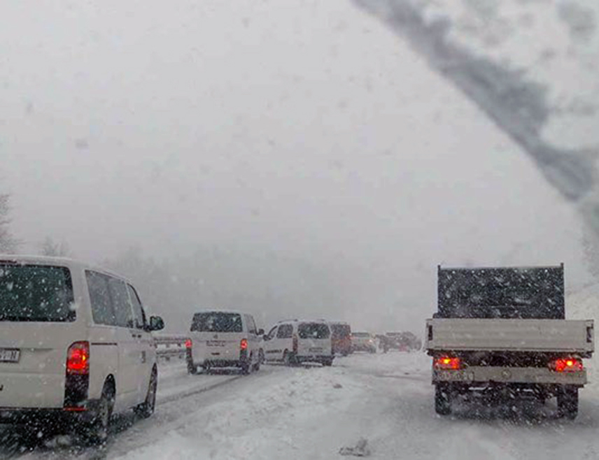 БАЊАЛУКА, 23. ДЕЦЕМБРА /СРНА/ - На већини путева у Републици Српској, посебно на дионицама Карановац-Кнежево и Кнежево-Котор Варош, отежано је одвијање саобраћаја због снијега, али и рад путарски служби, саопштено је из Ауто-мото савеза /АМС/ Републике Српске.