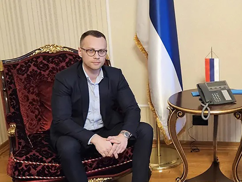 БИЈЕЉИНА, 23. ДЕЦЕМБРА /СРНА/ - Предсједник Градског одбора СНСД-а у Бијељини Бојан Савић рекао је Срни да подршка функционера СДС-а Љубише Петровића протестима против предсједника Србије Александра Вучића у истом дану када је највиши орган СДС-а затражио хитан састанка са Вучићем, представља наставак шизофрене и неконзистентне политике СДС-а која, изгледа, није разумљива ни свим функционерима странке, а камоли грађанима.