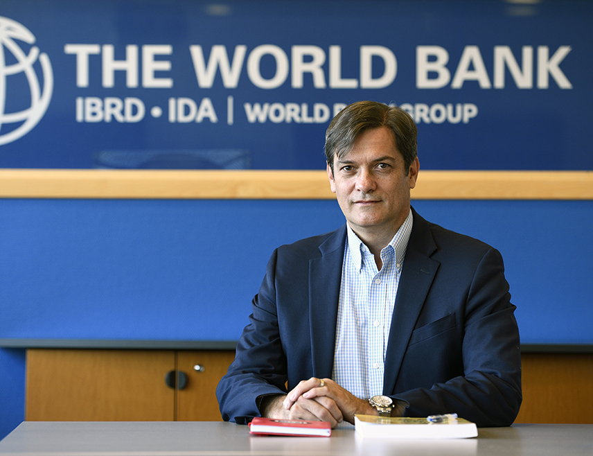 САРАЈЕВО, 2. ЈАНУАРА /СРНА/ - Свјетска банка ће током 2025. године наставити пружати подршку БиХ кроз текуће пројекте усмјерене на рјешавање кључних развојних приоритета, међу којим су запошљавање и развој тржишта рада, изјавио је Срни шеф Канцеларије Свјетске банке за БиХ и Црну Гору Кристофер Шелдон.