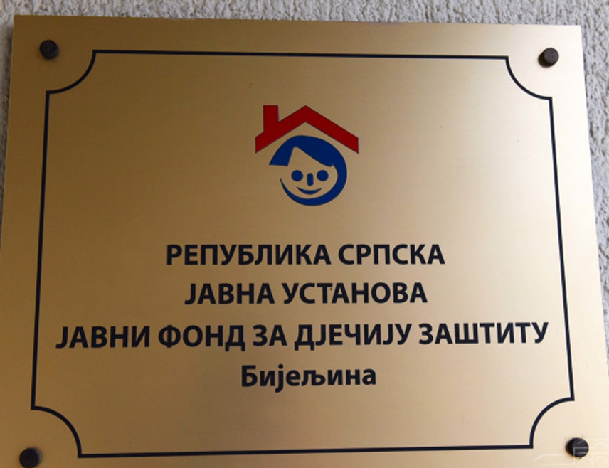 БИЈЕЉИНА, 26. ДЕЦЕМБРА /СРНА/ - Исплата права из Закона о дјечијој заштити за децембар, умјесто у јануару, почела је данас, прије предстојећих божићних и новогодишњих празника, за шта је обезбијеђено укупно 2.579.210 KM, саопштено је из Јавног фонда за дјечију заштиту Републике Српске.