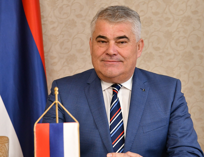 Ђукић је указао да у Републици Српској постоји само једно предузеће које се озбиљније бави рециклажом, те истакао да су проблеми скупа опрема, али и друга ограничења попут недостатка свијести о значају овог процеса, затим страха компанија како ће купци прихватити производе од рециклираних материјала, те бојазни од промјене, односно преласка на кружну економију