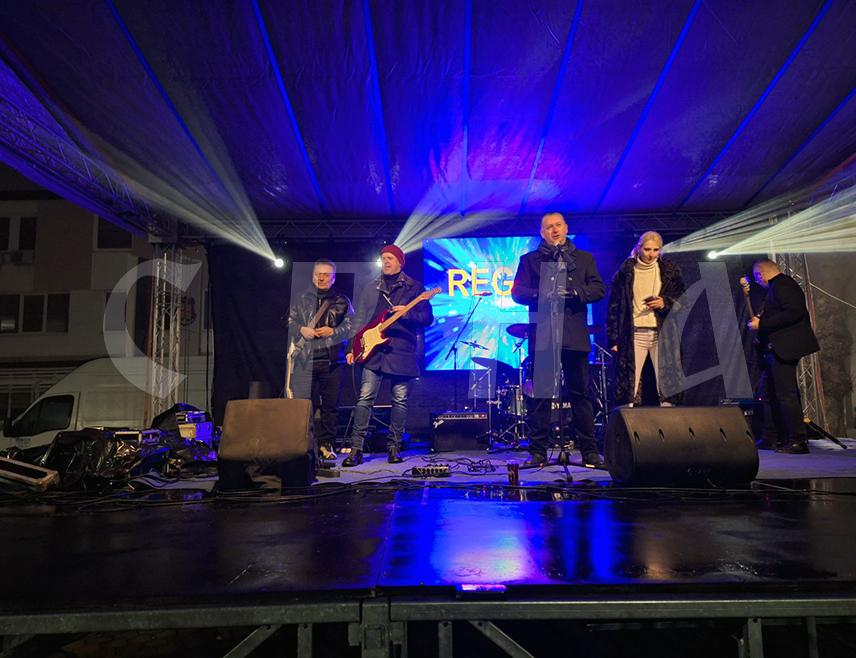 ШАМАЦ 1. ЈАНУАРА /СРНА/ - Неколико стотина грађана Шамца дочекало је Нову годину на градском тргу уз групу "Регина", кувано вино и ватромет у поноћ.