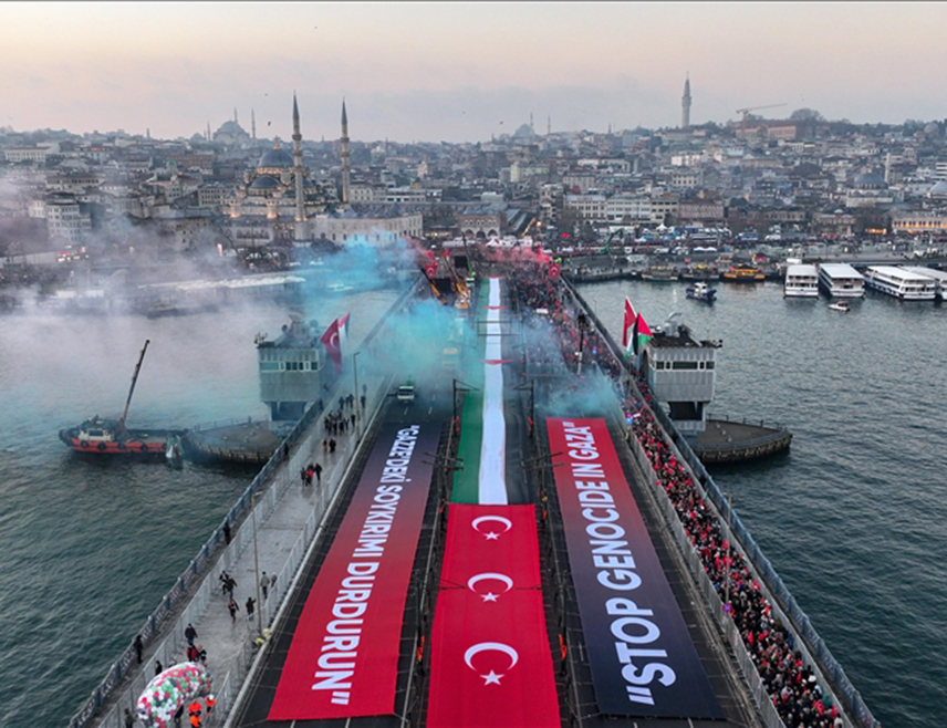 ИСТАНБУЛ, 1. ЈАНУАРА /СРНА - РИА Новости/ - Око 450.000 људи учествује у пропалестинским протестима у Истанбулу, током којих осуђују израелске војне операције, изјавио је директор невладине организације "Тугва" Бејтулах Цицен, један од организатора протеста.