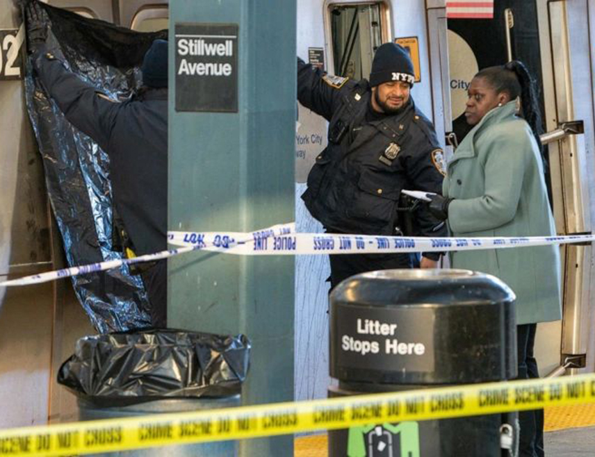 ЊУ ОРЛЕАНС, 1. ЈАНУАРА /СРНА - РИА Новости/ - Најмање 10 лица је погинуло, а 30 је повријеђено након што је возило ударило у људе у улици Бурбон у америчком граду Њу Орлеансу, јавио је "Еј-Би-Си њуз", позивајући се на полицију и градске званичнике.