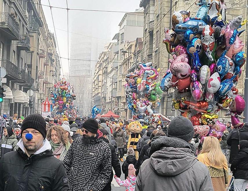 БЕОГРАД, 1. ЈАНУАРА /СРНА/ - Традиционална манифестација "Улица отвореног срца" измамила је у Београду велики број грађана да први дан у Новој години обиљеже шетњом дуж Светогорске и Македонске улице и буду дио веселе карневалске поворке, предвођене глумцима и јавним личностима.