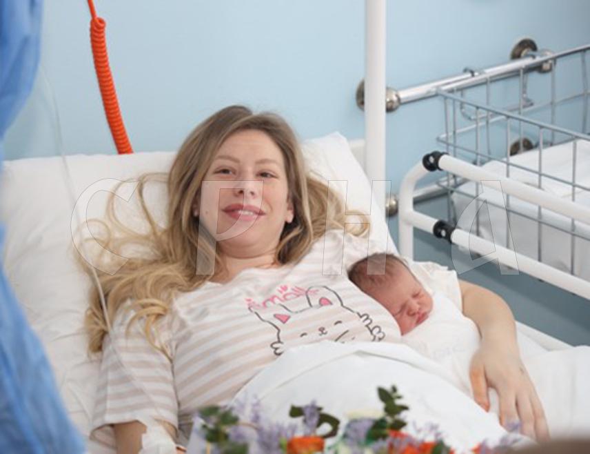 БАЊАЛУКА, 1. ЈАНУАРА /СРНА/ - Прва беба у Републици Српској у 2025. години рођена је у Бањалуци, а предсједник Српске Милорад Додик ју је даривао традиционално златником, који је данас уручио директор Универзитетског клиничког центра Владо Ђајић.