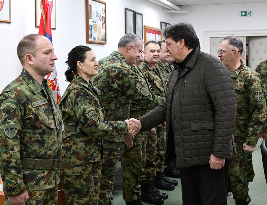 БЕОГРАД, 1. ЈАНУАРА /СРНА/ - Министар одбране Србије Братислав Гашић и начелник Генералштаба Војске Србије генерал Милан Мојсиловић посјетили су првог дана 2025. године Оперативни центар система одбране.