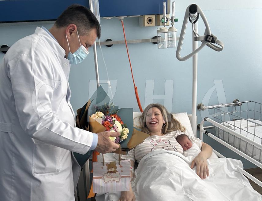 БАЊАЛУКА, 1. ЈАНУАРА /СРНА/ - Генерални директор Универзитетског клиничког центра /УКЦ/ Републике Српске Владо Ђајић изјавио је, поводом даривања прворођене бебе у Српској у Новој години, да је рађање новог живота нешто најљепше и најбитније.