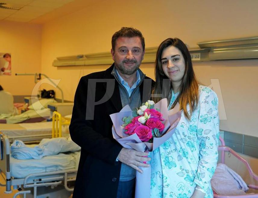 МОСTАР, 1. ЈАНУАРА /СРНА/ - Градоначелник Мостара Марио Кордић данас је обишао и даривао прву бебу рођену у Мостару у новој години.