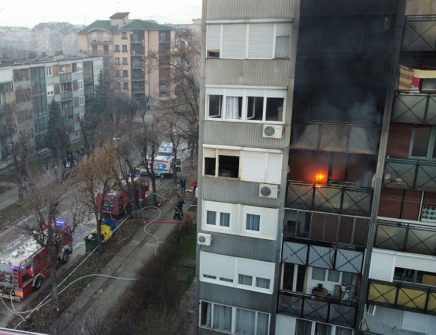ЧАЧАК, 1. ЈАНУАРА /СРНА/ - Пожар на вишеспратници у Чачку стављен је под контролу, а полиција је привела мушкарца.