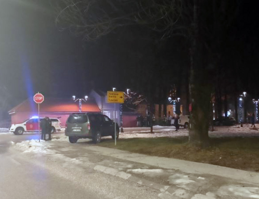 ЦЕТИЊЕ, 1. ЈАНУАРА /СРНА/ - Мушкарац чији су иницијали А.М. данас послије подне убио је из ватреног оружја неколико лица у угоститиељском објекту у мјесту Бајице на Цетињу, а потом побјегао.