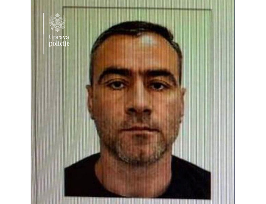 ЦЕТИЊЕ, 1. ЈАНУАРА /СРНА/ - Мушкарац чији су иницијали А.М. данас послије подне је у угоститељском објекту у мјесту Бајице на Цетињу убио из ватреног оружја најмање четири лица, међу којима и чланове своје породице, а потом наоружан побјегао, саопштено је из Управе полиције Црне Горе.