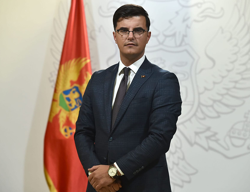 ПОДГОРИЦА, 1. ЈАНУАРА /СРНА/ - Министар унутрашњих послова Црне Горе Данило Шарановић саопштио је да су сви расположиви капацитети Управе полиције на Цетињу у потрази за починиоцем данашњег вишеструког убиства.