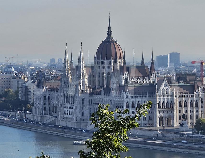 ПАРИЗ, 2. ЈАНУАРА /СРНА/ - Мађарска је остала без прве транше финансирања од ЕУ у износу од 1,04 милијарде евра због наводног кршења превласти статута закона, јавио је АФП, позивајући се на саопштење прес-службе Европске комисије.