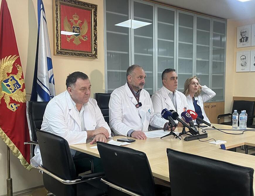 ПОДГОРИЦА, 2. ЈАНУАРА /СРНА/ - Здравствено стање два мушкарца и жене са Цетиња је стабилно, док је четврта жртва масовне пуцњаве критично, рекао је директор Клиничког центра Црне Горе Александар Радовић.