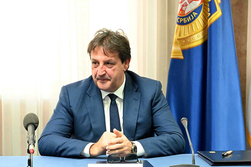 БЕОГРАД, 2. ЈАНУАРА /СРНА/ - Министар одбране Србије Братислав Гашић поручио је да због трагедије на Цетињу, грађани Србије искрено саосећају са породицама жртава и нада се да ће народ Црне Горе смоћи снаге да преброди посљедице безумља које је однијело људске животе.