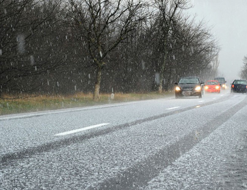 САРАЈЕВО, 2. ЈАНУАРА /СРНА/ - У Републици Српској и Федерацији БиХ /ФБиХ/ сутра се очекује облачно вријеме са кишом која ће постепено прелазити у сусњежицу и снијег.