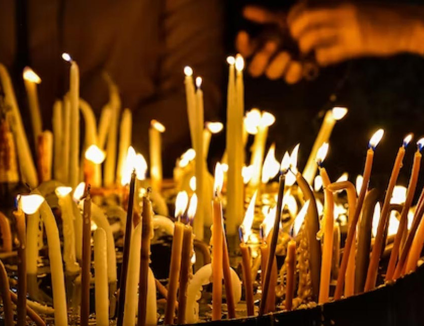 ПОДГОРИЦА, 2. ЈАНУАРА /СРНА/ - На главном тргу на Цетињу грађани пале свијеће за трагично страдале у масакру у том граду, када је убијено 12 особа.