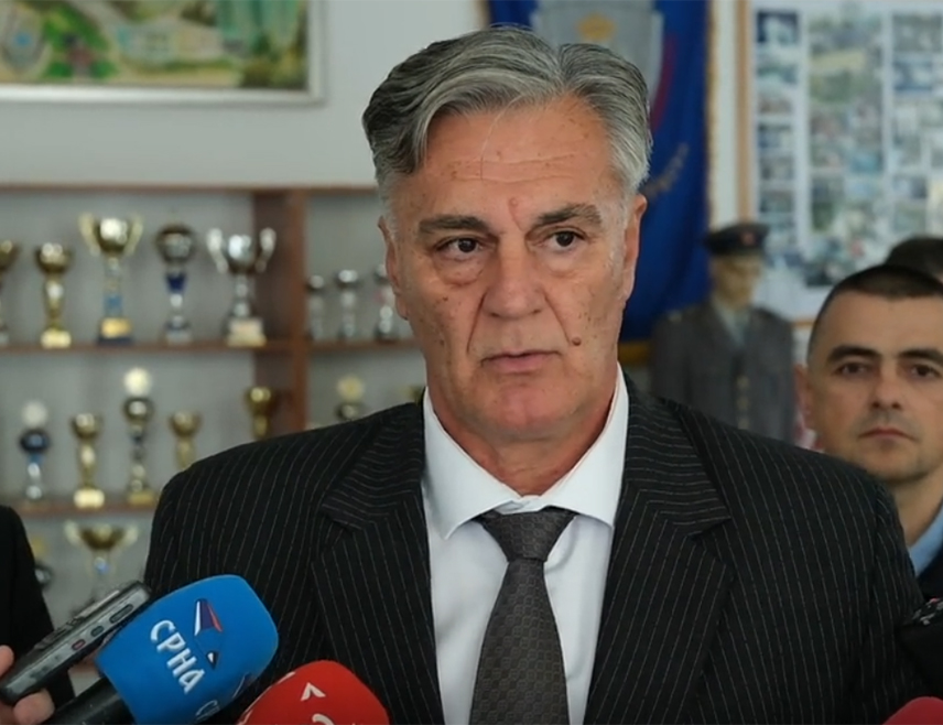 БАЊАЛУКА, 3. ЈАНУАРА /СРНА/ - Дрскост, ароганција, безобразлук и бахатост несрећног Кристијана Шмита и његовог тутора Мајкла Марфија немају више никакве границе ни мјере, а њихова мржња према Републици Српској и свему српском у потпуности их је обузела и заслијепила, оцијенио је професор уставног права Синиша Каран.