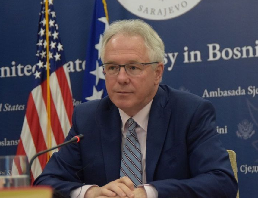 Бошњачка власт, коју је фактички Марфи "изгурао" из власти, управља Федерацијом без власти, чиме је америчког амбасадора прећутно овластила да управља или влада тим ентитетом