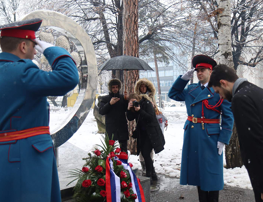 БАЊАЛУКА, 3. ЈАНУАРА /СРНА/ - На Споменик "12 беба" у Бањалуци положени су вијенац и цвијеће поводом обиљежавања Дана Републике.
