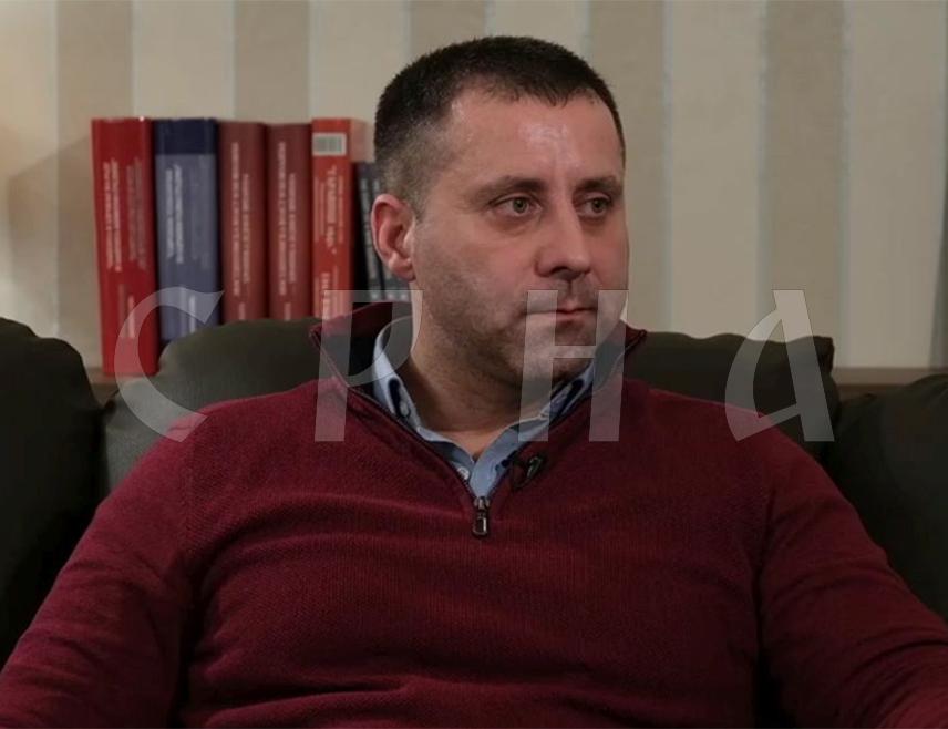 БАЊАЛУКА, 4. ЈАНУАРА /СРНА/ - Професор на Факултету политичких наука Универзитета у Бањалуци Владе Симовић сматра да је суђење предсједнику Републике Српске Милораду Додику у Суду БиХ напад на институцију предсједника Републике и да само мјесто суђења, у којем је у протеклом рату био логор за Србе, довољно говори о намјерама странаца и Сарајева.