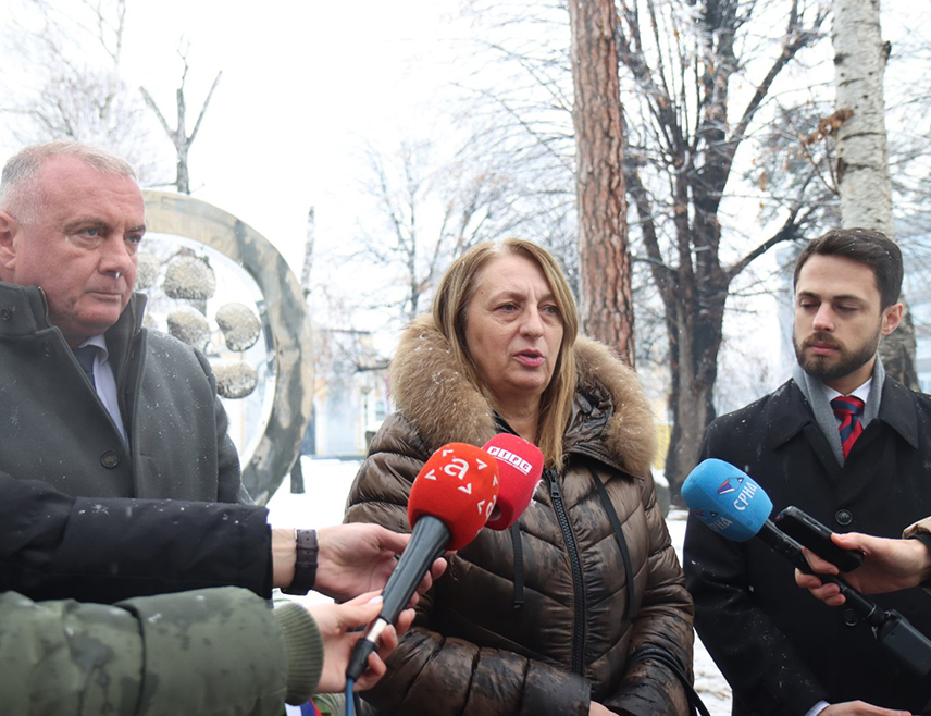 БАЊАЛУКА, 3. ЈАНУАРА /СРНА/ - Републику Српску треба чувати као зјеницу ока, поручила је данас секретар Удружења "12 беба" Жељка Тубић и указала на немјерљив  значај обиљежавања Дана Републике 9. јануара.