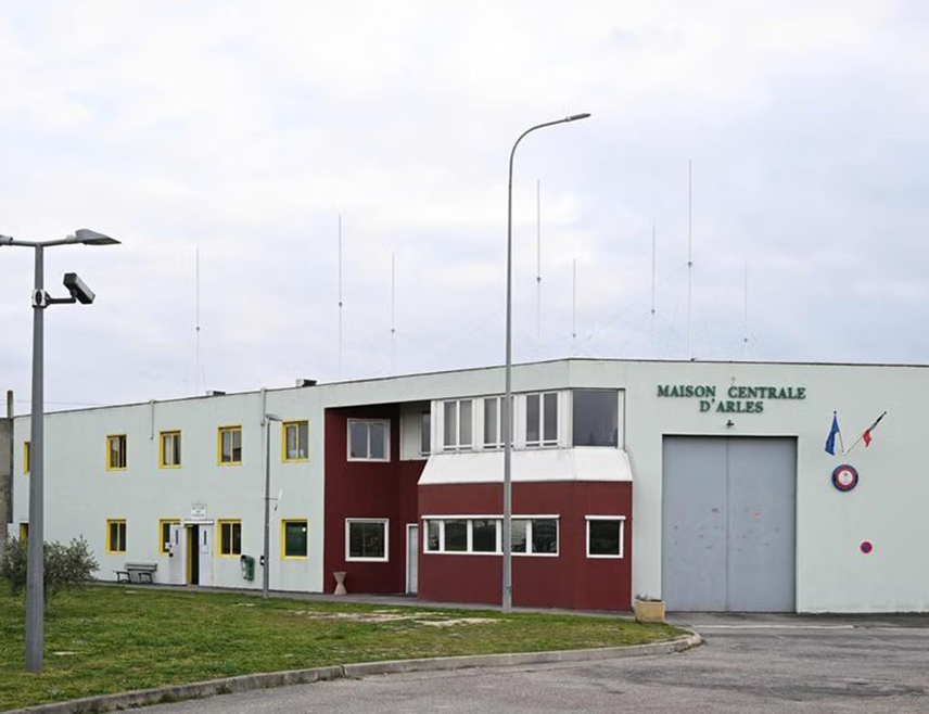 ПАРИЗ, 3. ЈАНУАРА /СРНА - РИА Новости/ - Затвореник наоружан хладним оружјем држи најмање петоро талаца у затвору у граду Арл на југу Француске, јавио је лист "Прованс".