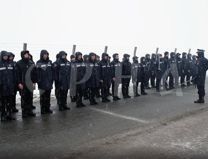 БАЊАЛУКА, 3. ЈАНУАРА /СРНА/ - Припадници Министарства унутрашњих послова Републике Српске одржали су данас пробу за свечани дефиле који ће бити одржан 9. јануара у Бањалуци у оквиру прославе Дана Републике.