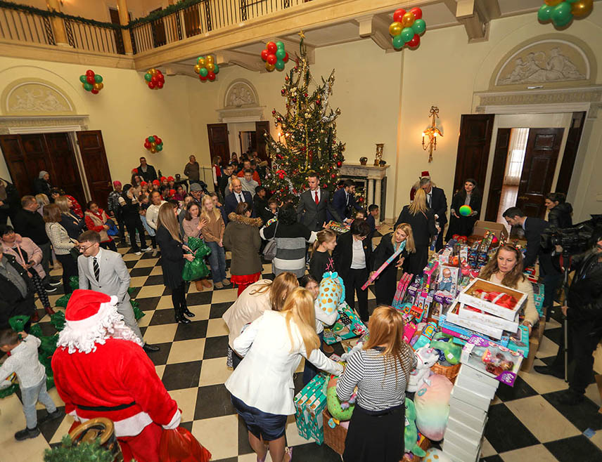 БЕОГРАД, 3. ЈАНУАРА /СРНА/ - На Белом двору у Београду данас је уручено више од 1.000 божићних пакетића за дјецу из Србије и Републике Српске које је обезбиједила Хуманитарна организација "Лајфлајн" Чикаго.