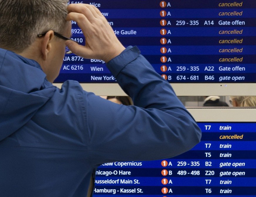 БЕРЛИН, 3. ЈАНУАРА /СРНА-Ројтерс/ - Велике гужве данас су на њемачким аеродромима због прекида рада информационих технологија из полицијских система за контроле на границама.