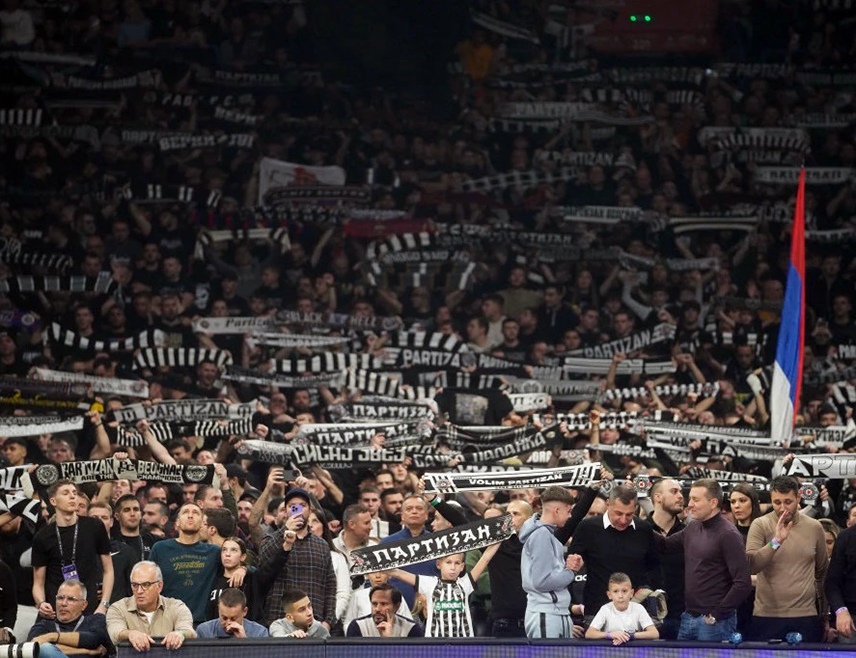 БЕОГРАД, 3. ЈАНУАРА /СРНА/ - Навијачи Кошаркашког клуба "Партизан" су уочи утакмице са израелским "Макабијем" у Београду на терен убацили велики број плишаних играчака и тиме се одазвали акцији обезбјеђивања средстава за пакетиће дјеци која се лијече у болницама широм Србије.