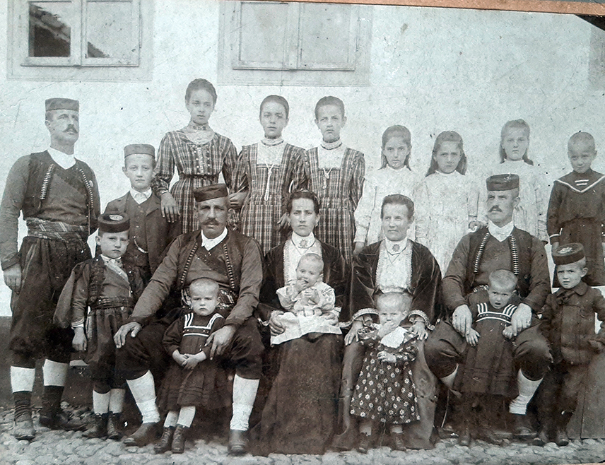 ФОЧА, 6. ЈАНУАРА /СРНА/ - Првобитно занатлије - туфегџије /пушкари/, а затим угледни и спретни трговци, Хаџивуковићи из Фоче једна су од најзначајнијих грађанских српских породица у БиХ пред крај робовања под Турцима, а потом и под Аустроугарима, у вријеме јачања српске интелигенције и духовног препорода када се материјално богатство није стицало само за себе, већ и за род и Цркву, просвјету и свеопшти народни напредак.