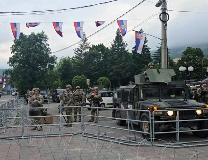 ПРИШТИНА, 4. ЈАНУАРА /СРНА/ - Командант Кфора италијански генерал Енрико Бардуани изјавио је да је безбједносна ситуација на Косову и Метохији мирна, али крхка, између осталог, због неријешених питања у процесу нормализације односа Београда и Приштине.