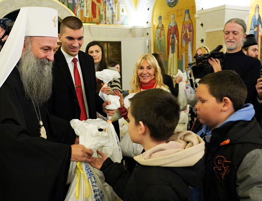 БЕОГРАД, 4. ЈАНУАРА /СРНА/ - Његова светост патријарх српски Порфирије подијелио је данас у Храму Светог Саве на Врачару више од 100 божићних пакетића дјеци без родитељског старања из Дома у Звечанској, малишанима из породица самохраних родитеља и онима из породица са више дјеце.