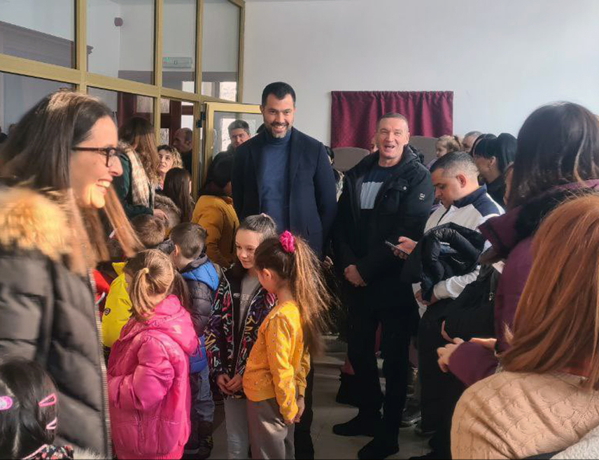 ДРВАР, 4. ЈАНУАРА /СРНА/ - Високи функционери СНСД-а данас су у општинама Гламоч, Дрвар и Босански Петровац подијелили дјеци више од 520 новогодишњих пакетића.