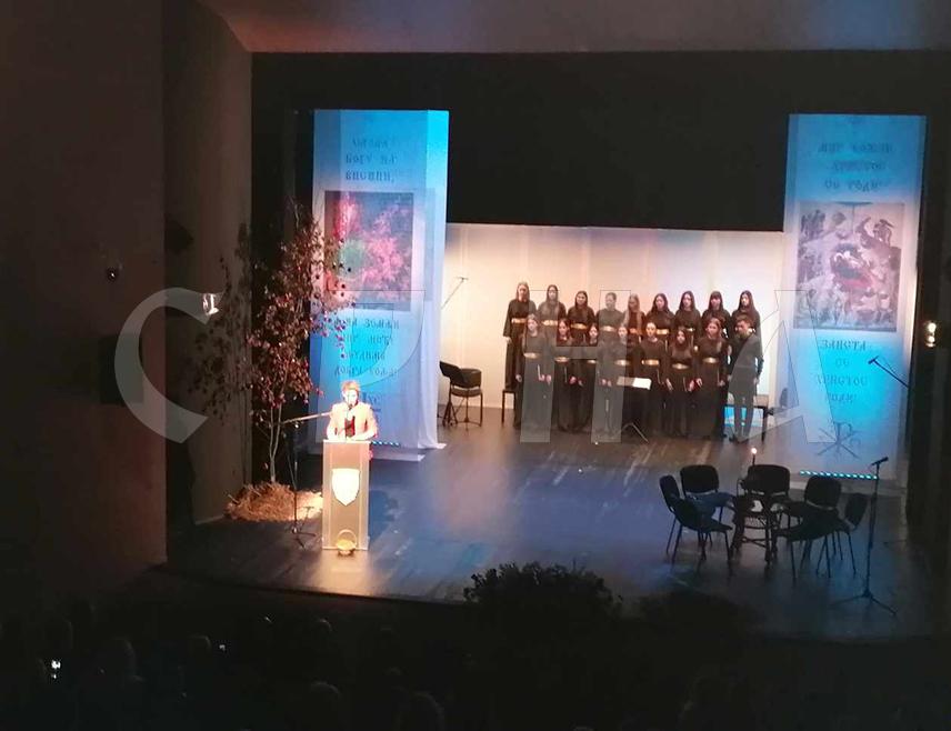 ИСТОЧНО НОВО САРАЈЕВО, 4. ЈАНУАРА /СРНА/ - У Народном позоришту Источно Сарајево вечерас је одржана Божићна академија са које је поручено да у ове празничне дане православни вјерници треба да буду окупљени, прије свега, око породице.