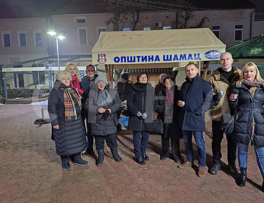 ШАМАЦ, 4. ЈАНУАРА /СРНА/ - На градском тргу у Шамцу вечерас су одржани "Гастро сусрети" током којих су за посјетиоце припремана традиционална посна јела, чиме је завршена вишедневна манифестација "Зимска чаролија на ушћу".