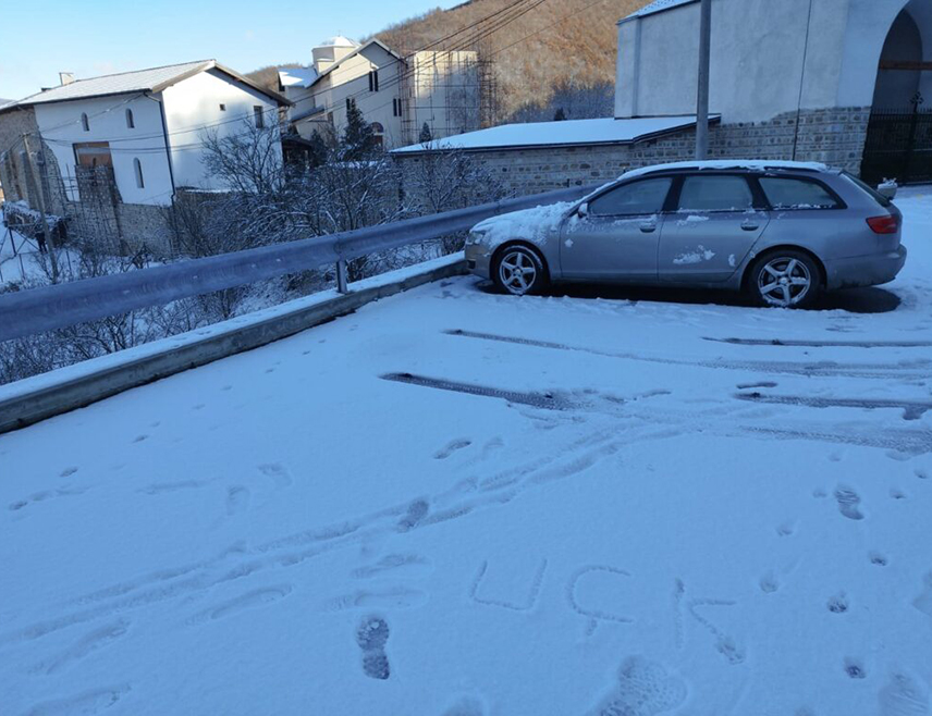 ПРИЗРЕН, 4. ЈАНУАРА /СРНА/ - Непознате особе данас су испред капије манастира Бањска у снијегу исписале "УЧК", што представља отворену провокацију и додатно појачава осећај несигурности међу монаштвом и вјерницима, саопштено је из Епархије рашко-призренске.