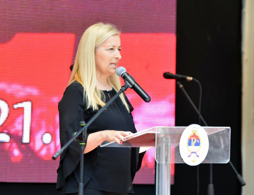 БРАТУНАЦ, 5. ЈАНУАРА /СРНА/ - Предсједник Организације породица заробљених и погинулих бораца и несталих цивила Братунац Радојка Филиповић истакла је да је Кравица симбол страдања Срба у 20. вијеку, те поручила да злочини не смију остати некажњени и да се злочинци не смију кретати слободни овим просторима ако се жели мир, суживот и толеранција у БиХ.