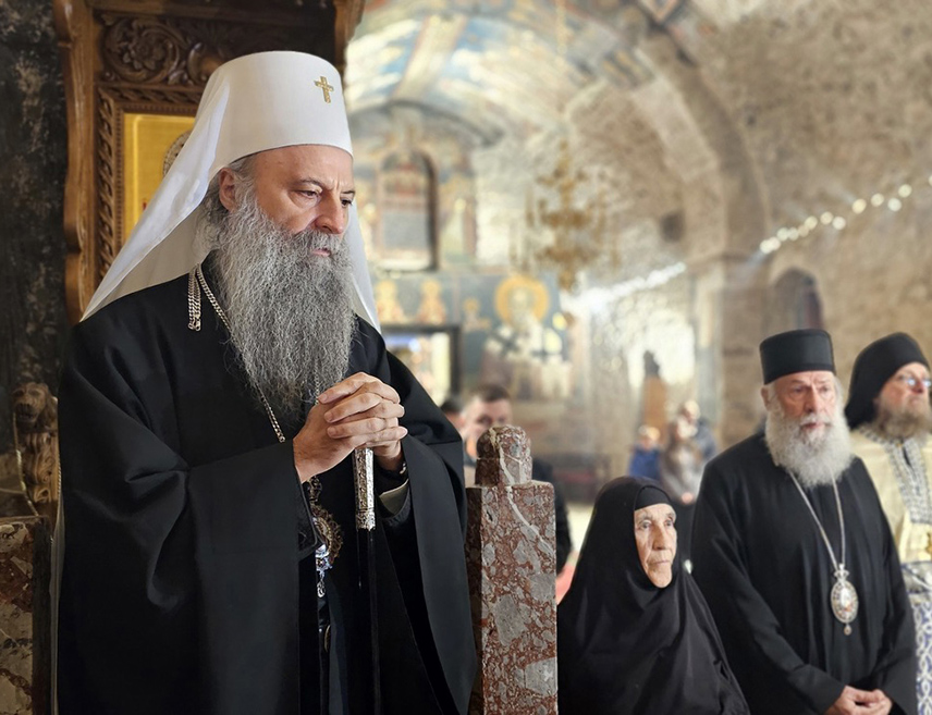 БЕОГРАД, 5. ЈАНУАРА /СРНА/ - Његова светост патријарх српски Порфирије и архијереји Српске православне цркве /СПЦ/ позвали су у божићној посланици православне Србе да по сваку цијену међу собом граде мостове разумијевања, љубави и мира, те поручили да вјерују да ће за српски народ засјати сунце правде.