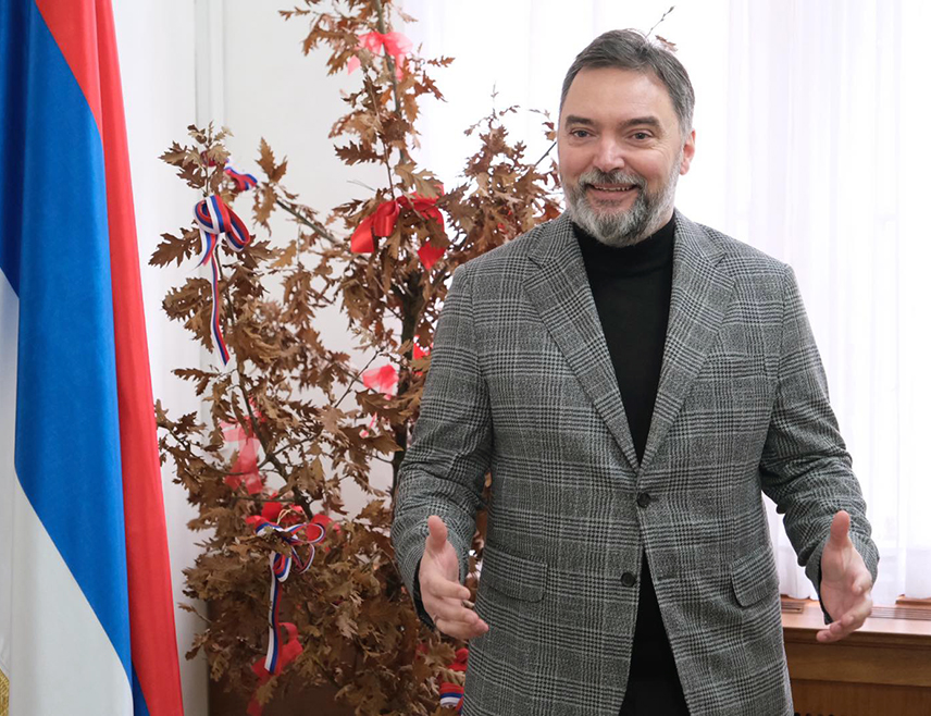 САРАЈЕВО, 5. ЈАНУАРА /СРНА/ - Министар спољне трговине и економских односа Сташа Кошарац унио је бадњак у свој кабинет, уочи најрадоснијег хришћанског празника - Божића.